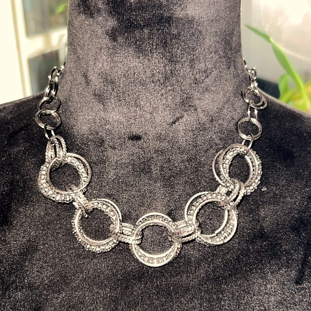 Black metal hoop linked necklace womens jewelry - Picture 3 of 8